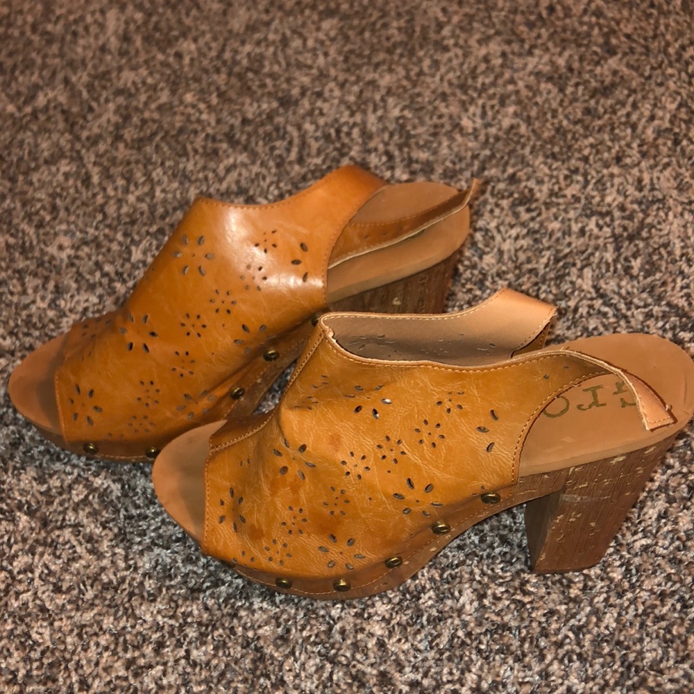 Groove Sandals